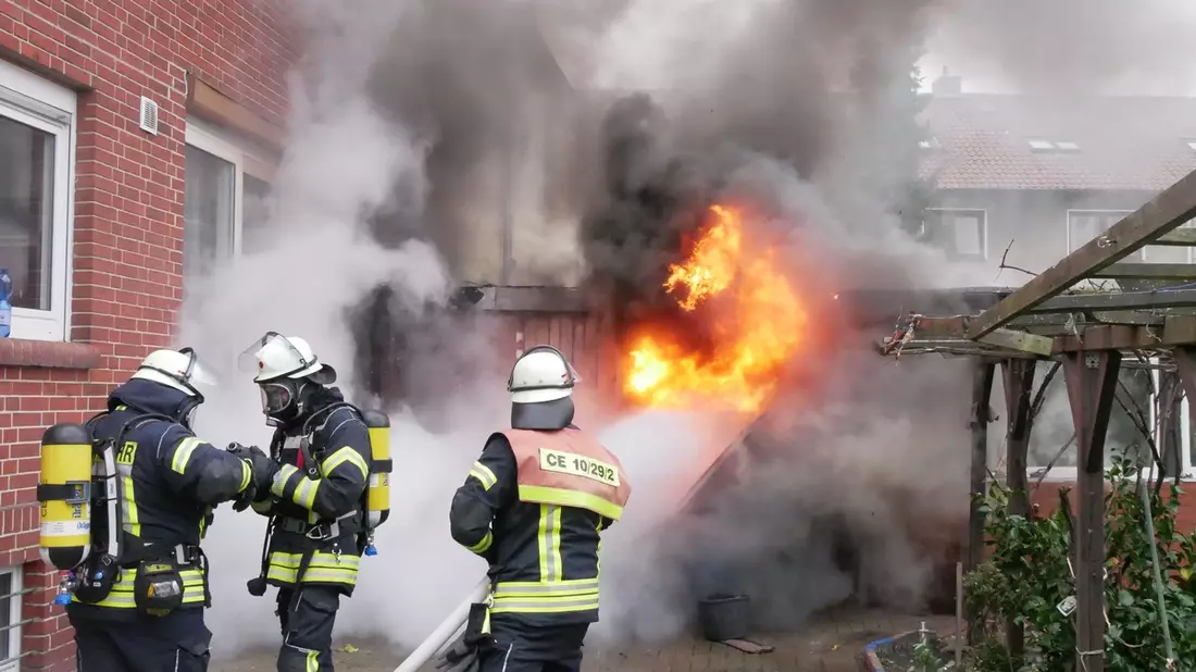 FW Celle: Garage in Vollbrand - eine Person verletzt! - Bild: presseportal.de