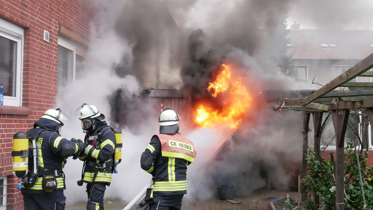 FW Celle: Garage in Vollbrand - eine Person verletzt! - Foto: presseportal.de