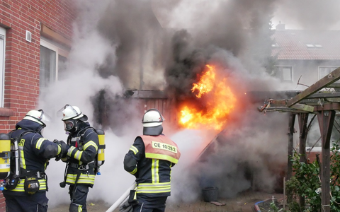 FW Celle: Garage in Vollbrand - eine Person verletzt! - Foto: presseportal.de