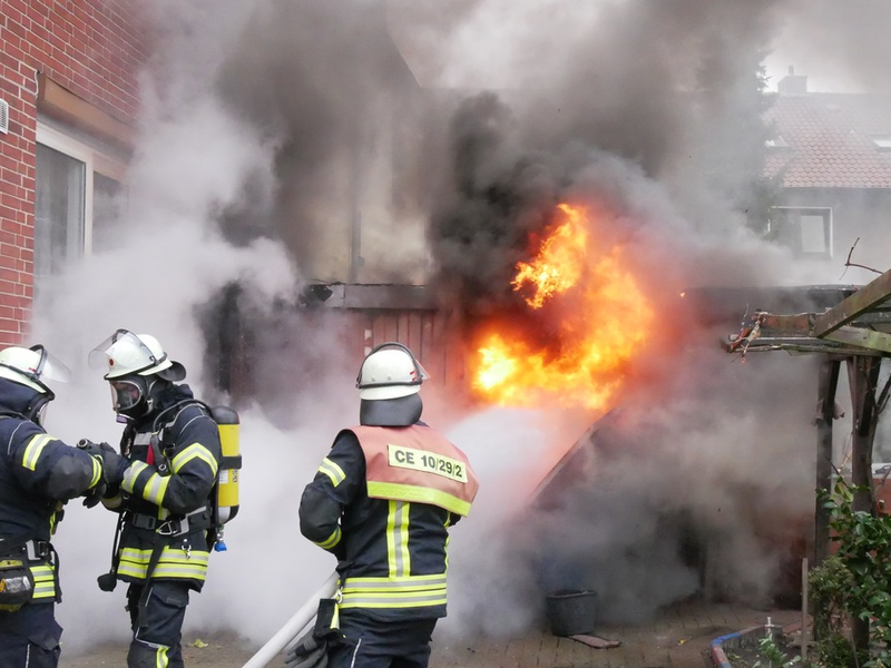FW Celle: Garage in Vollbrand - eine Person verletzt! - Foto: presseportal.de