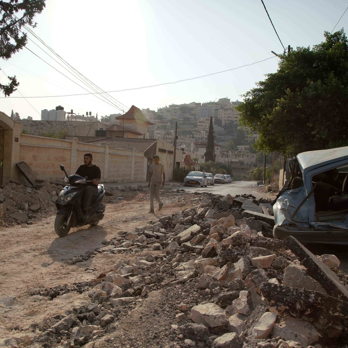Palästinenser inspizieren die Zerstörung eines Gebiets nach schweren Zusammenstößen während einer israelischen Razzia im Flüchtlingslager Dschenin. - Foto: Stringer/dpa