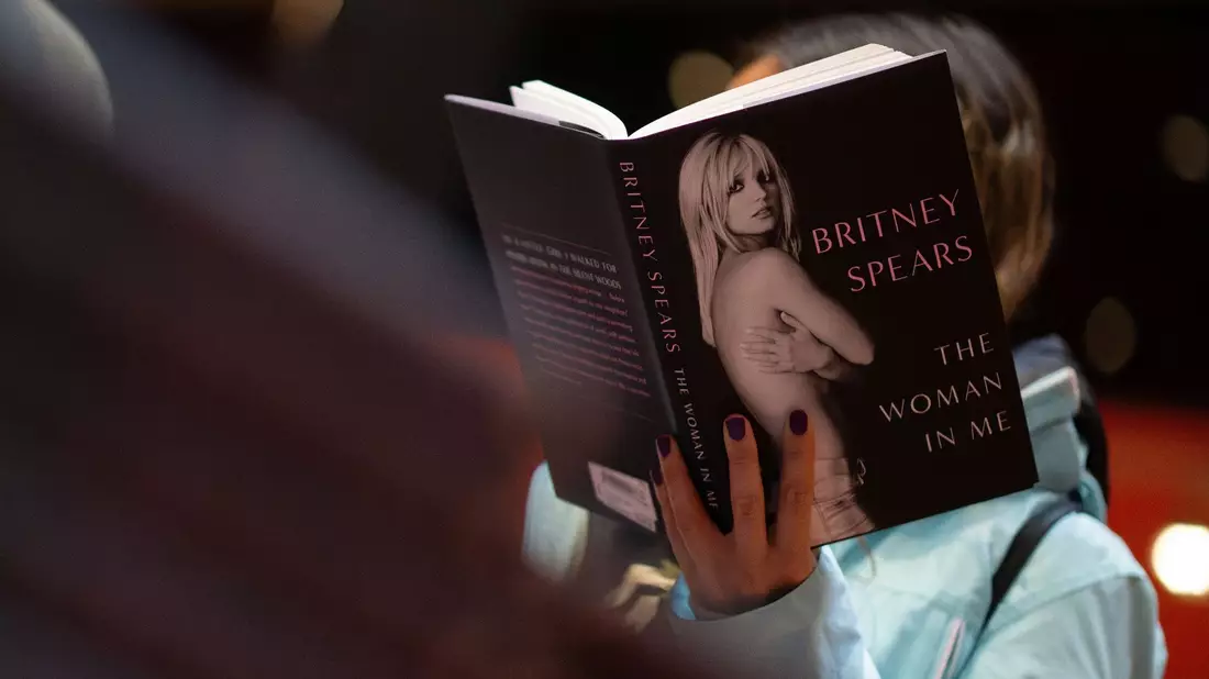 Von der deutschsprachigen Ausgabe von «The Woman in Me» wurden hierzulande bereits 120.000 Exemplare ausgeliefert, wie der Pengiun Verlag mitteilt. - Bild: Sebastian Christoph Gollnow/dpa