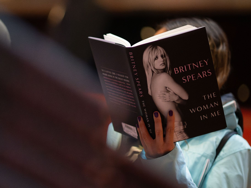 Von der deutschsprachigen Ausgabe von «The Woman in Me» wurden hierzulande bereits 120.000 Exemplare ausgeliefert, wie der Pengiun Verlag mitteilt. - Foto: Sebastian Christoph Gollnow/dpa