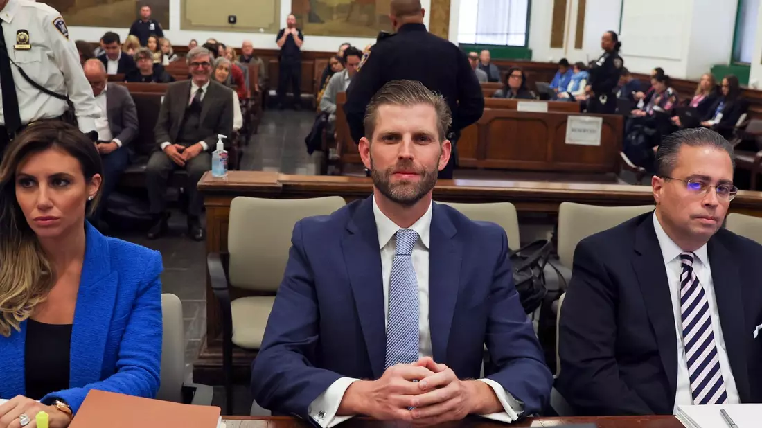 Eric Trump (M) und seine Anwälte Alina Habba (l) und Clifford Robert sitzen im Gerichtssaal am New York Supreme Court. - Bild: Shannon Stapleton/Pool Reuters/AP/dpa