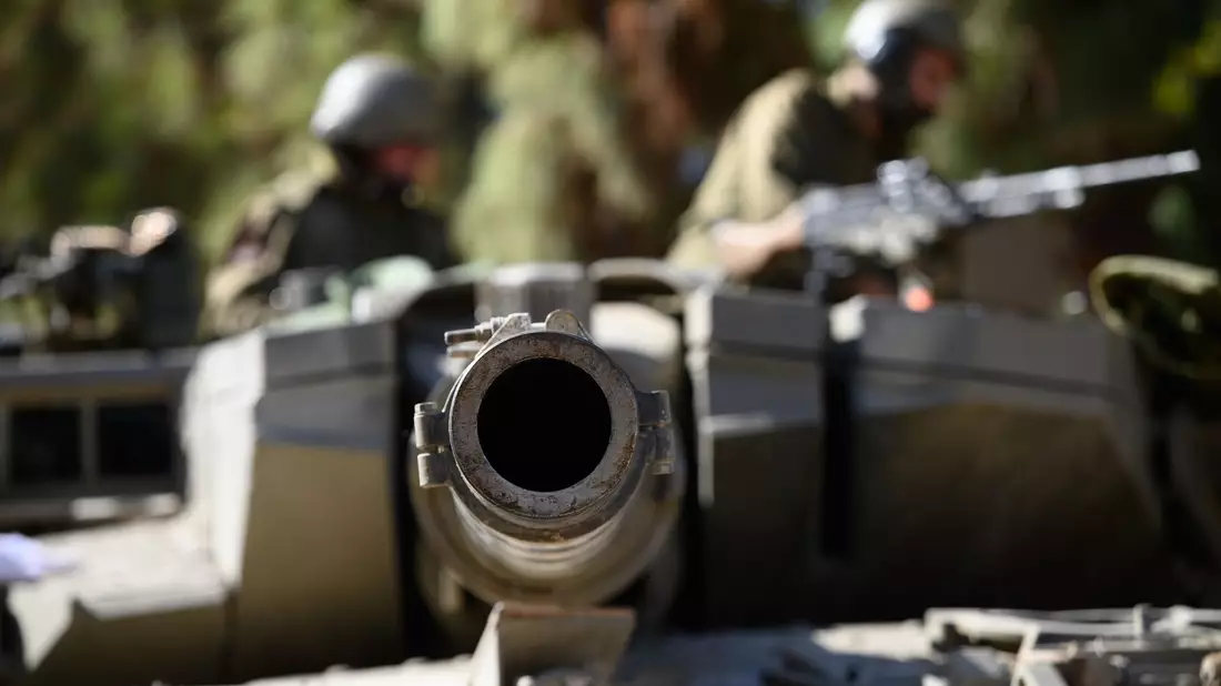 Israelische Soldaten auf einem Merkava-Panzer in einer Stellung im Norden Israels an der Grenze zum Libanon. - Bild: Ayal Margolin/Jini via XinHua/dpa