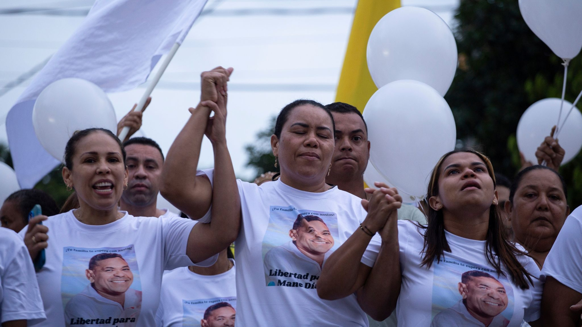 Cilenis Marulanda (M), Mutter des kolumbianischen Fußballspielers Luis Diaz, nimmt an einer Demonstration für die Freilassung ihres Mannes und des Vaters des Liverpooler Stürmers teil. - Foto: Leo Carrillo/AP/dpa