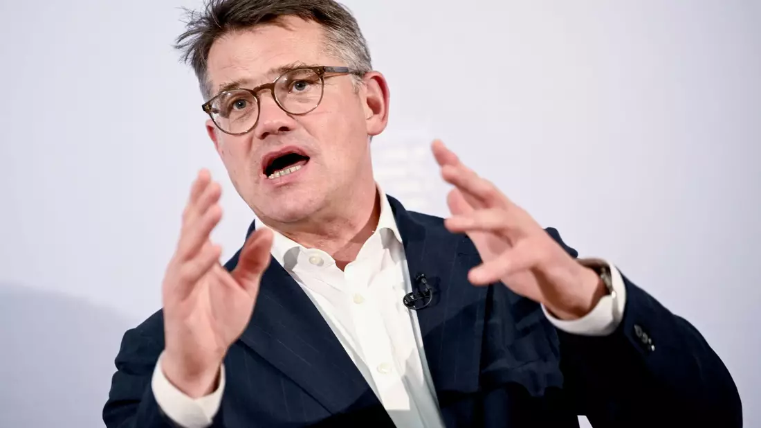 «Wir brauchen Lage-angepasste Grenzkontrollen besonders zu Tschechien und Polen»: Hessens Ministerpräsident Boris Rhein. - Bild: Britta Pedersen/dpa