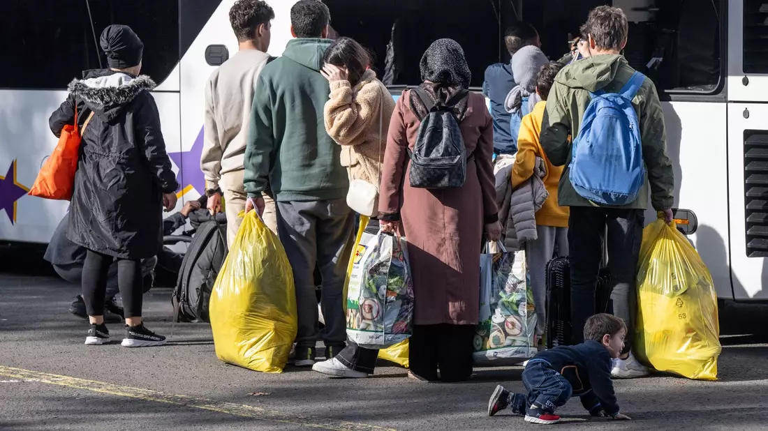 Für viele Kriegsflüchtlinge soll es nun schwerer werden, Angehörige zu sich zu holen. (Archivbild) - Bild: Boris Roessler/dpa