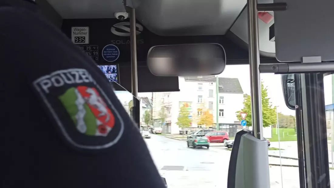 POL-HA: Schwerpunktdienst der Hagener Polizei begleitet Linienbus im Rahmen einer uniformierten Streife - Bild: presseportal.de