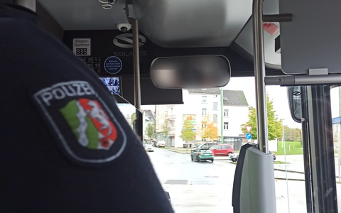 POL-HA: Schwerpunktdienst der Hagener Polizei begleitet Linienbus im Rahmen einer uniformierten Streife - Foto: presseportal.de