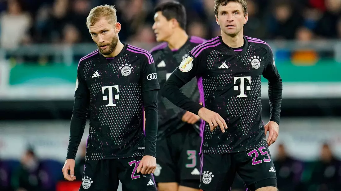 Bayerns Konrad Laimer (l-r), Min-jae Kim und Thomas Müller müssen das Pokal-Aus in Saarbrücken verarbeiten. - Bild: Uwe Anspach/dpa