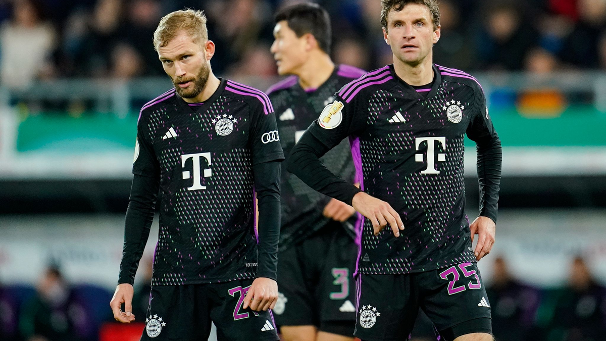 Bayerns Konrad Laimer (l-r), Min-jae Kim und Thomas Müller müssen das Pokal-Aus in Saarbrücken verarbeiten. - Foto: Uwe Anspach/dpa