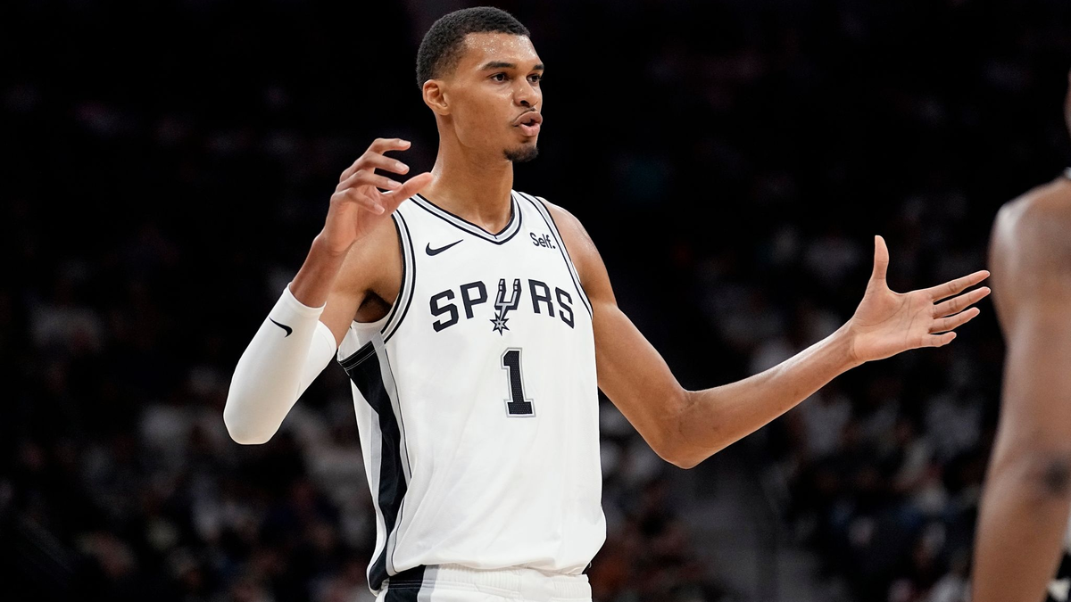 Victor Wembanyama von den San Antonio Spurs liefert beim NBA-Spiel gegen die Phoenix Suns ab. - Foto: Eric Gay/AP/dpa