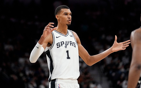 Victor Wembanyama von den San Antonio Spurs liefert beim NBA-Spiel gegen die Phoenix Suns ab. - Foto: Eric Gay/AP/dpa
