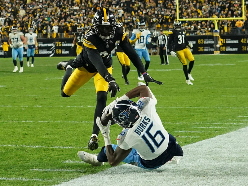 Tennessee Titans Wide Receiver Treylon Burks (16) sorgte für einen Schreckmoment. - Foto: Matt Freed/AP/dpa