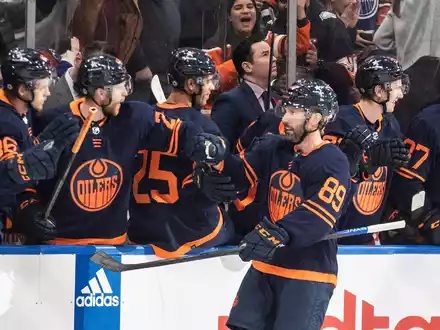 Die Spieler der Edmonton Oilers feiern den Sieg gegen die Los Angeles Kings. - Foto: JASON FRANSON/The Canadian Press/AP/dpa