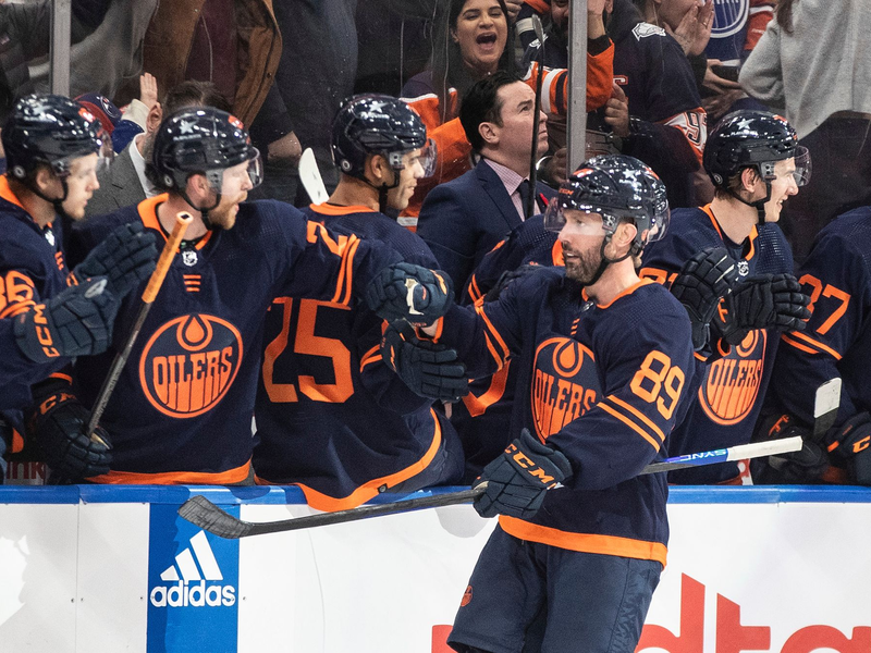 Die Spieler der Edmonton Oilers feiern den Sieg gegen die Los Angeles Kings. - Foto: JASON FRANSON/The Canadian Press/AP/dpa