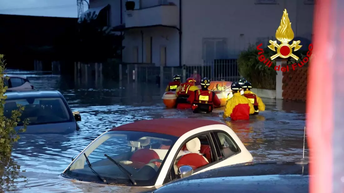 Feuerwehrleute im Schlauchboot in Lamporecchio in der Toskana. - Bild: -/Vigili del Fuoco/dpa