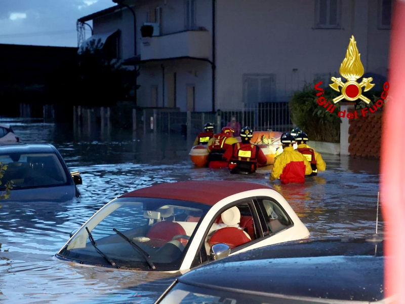 Feuerwehrleute im Schlauchboot in Lamporecchio in der Toskana. - Foto: -/Vigili del Fuoco/dpa