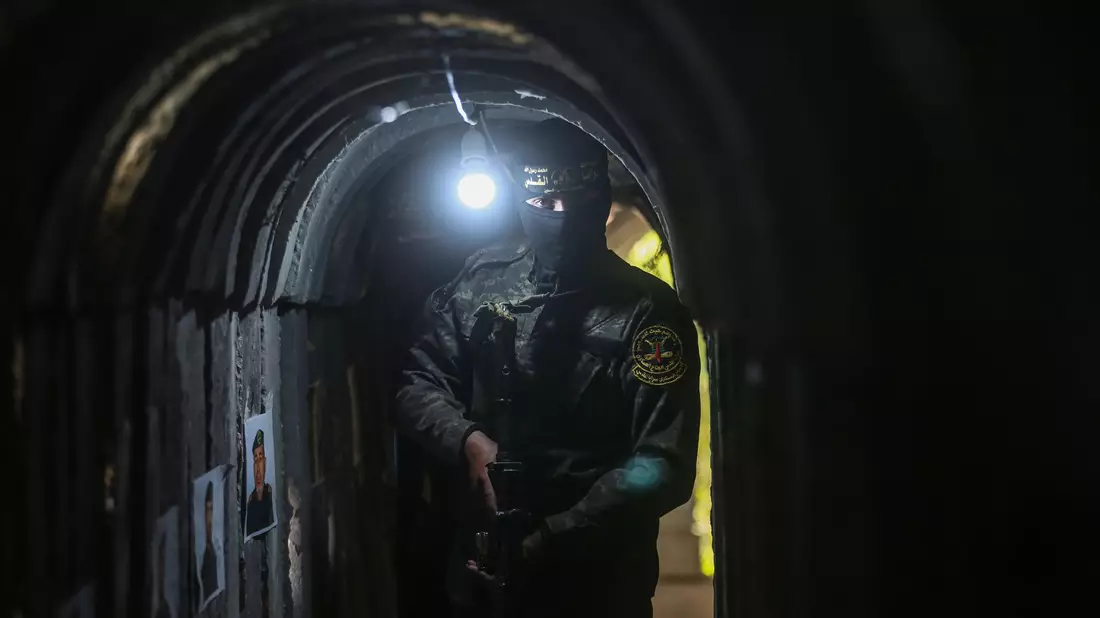 Ein palästinensischer Kämpfer geht durch einen Tunnel unterhalb des Gazastreifens (Archivbild). Experten sprechen von «Dutzenden von Kilometern unter der Erde mit Kommando-, Kontroll- und Kommunikationsräumen, Vorratskammern und Abschussrampen für die Raketen». - Bild: Mohammed Talatene/dpa