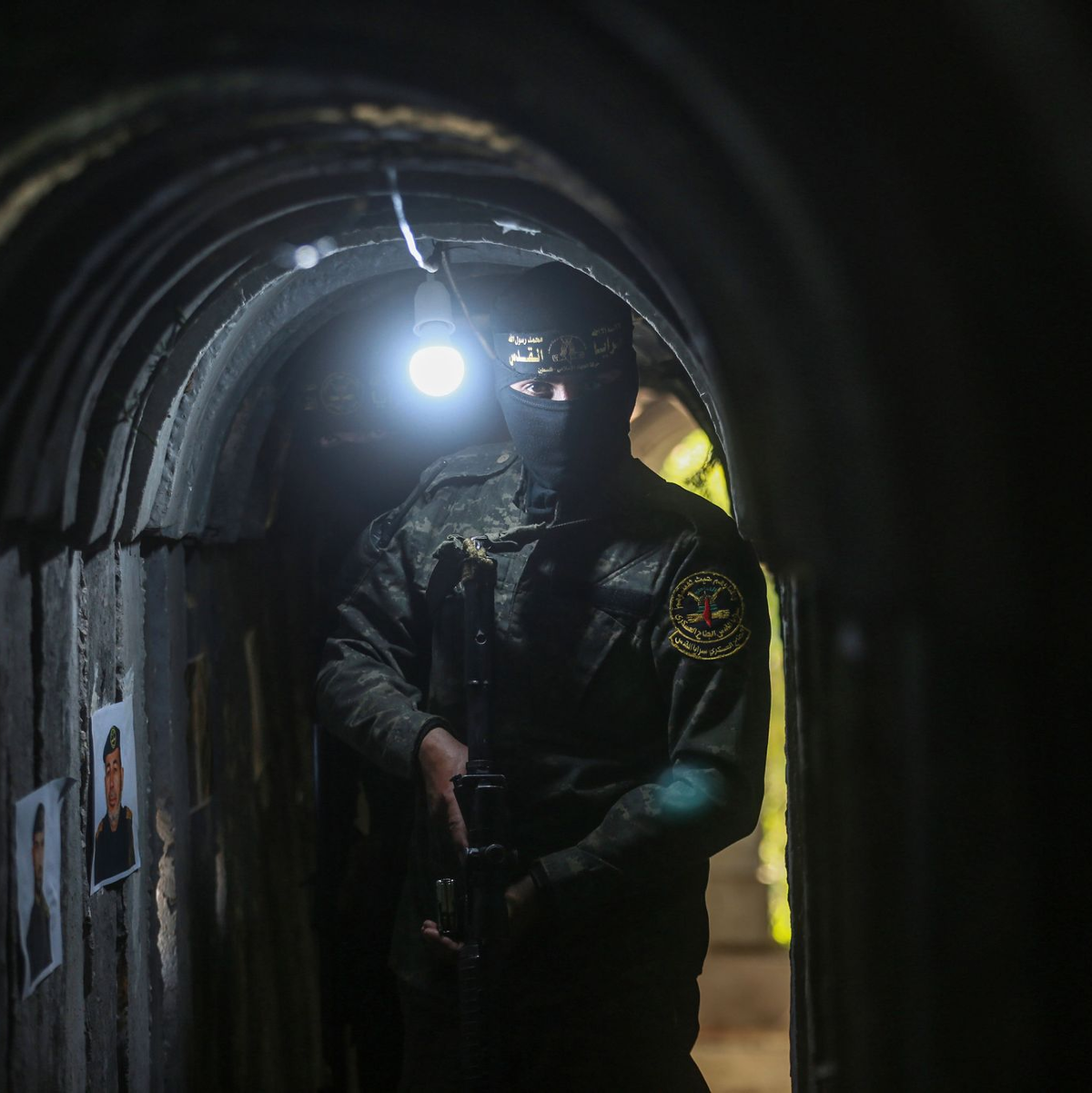 Ein palästinensischer Kämpfer geht durch einen Tunnel unterhalb des Gazastreifens (Archivbild). Experten sprechen von «Dutzenden von Kilometern unter der Erde mit Kommando-, Kontroll- und Kommunikationsräumen, Vorratskammern und Abschussrampen für die Raketen». - Foto: Mohammed Talatene/dpa