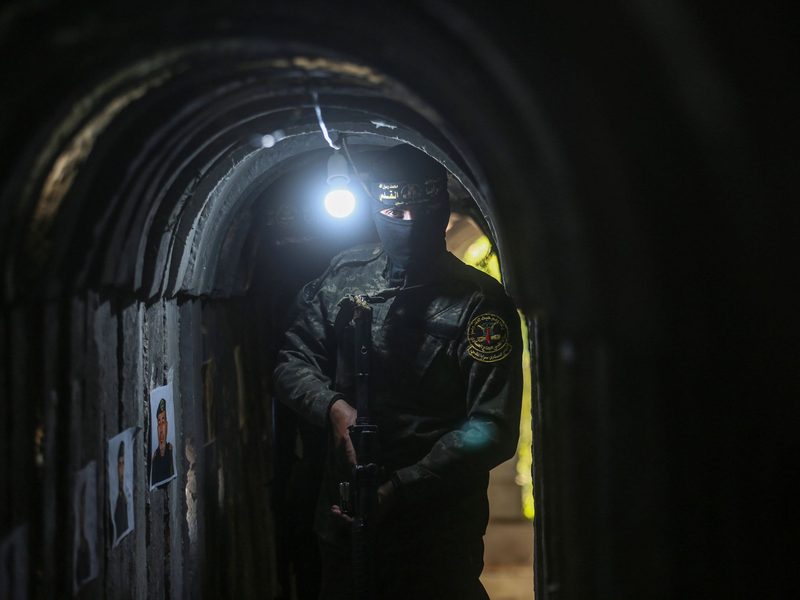 Ein palästinensischer Kämpfer geht durch einen Tunnel unterhalb des Gazastreifens (Archivbild). Experten sprechen von «Dutzenden von Kilometern unter der Erde mit Kommando-, Kontroll- und Kommunikationsräumen, Vorratskammern und Abschussrampen für die Raketen». - Foto: Mohammed Talatene/dpa