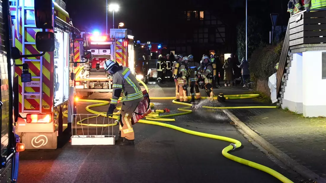 FF Olsberg: Defekte Ölheizung löst Großalarm in Olsberg aus. - Bild: presseportal.de