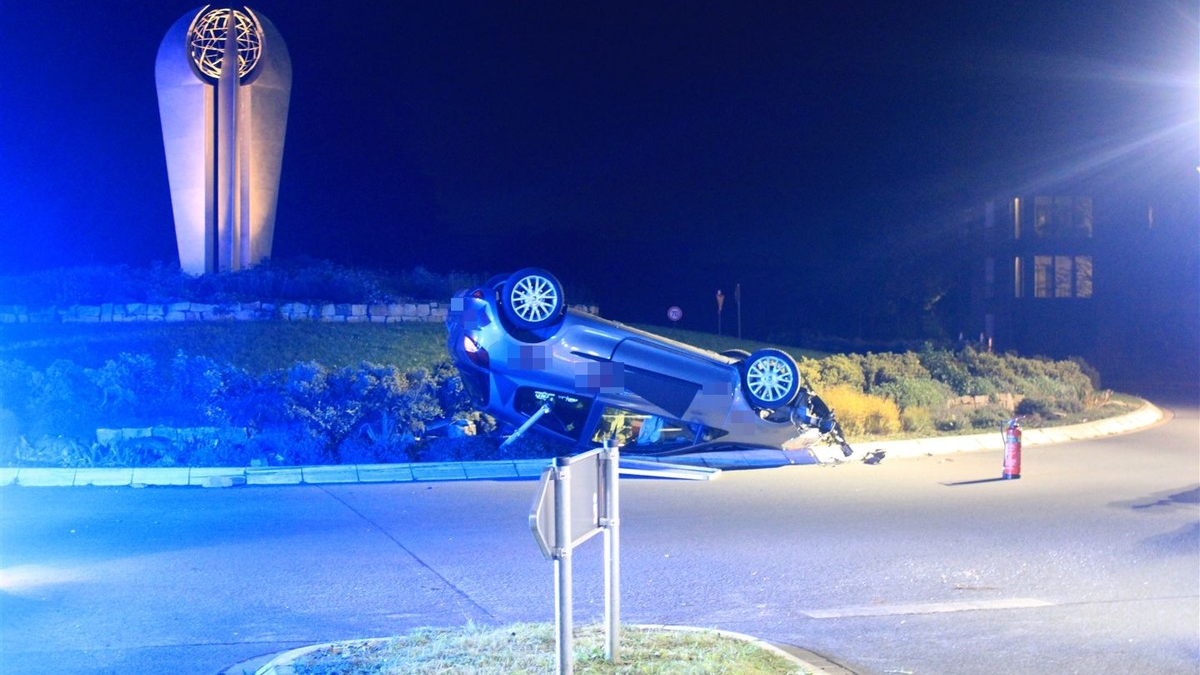 POL-COE: Nordkirchen, Ermener Straße/ Auto überschlägt sich im Kreisverkehr - Foto: presseportal.de