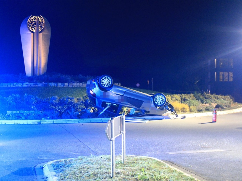POL-COE: Nordkirchen, Ermener Straße/ Auto überschlägt sich im Kreisverkehr - Foto: presseportal.de