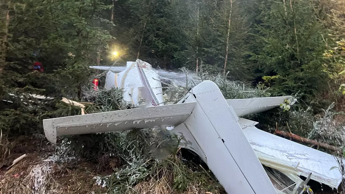 Alle vier Insassen sind beim Absturz eines Sportflugzeuges in Österreich ums Leben gekommen. - Bild: Thomas Keidel/BSBÖ BEZIRK LUNGAU/APA/dpa