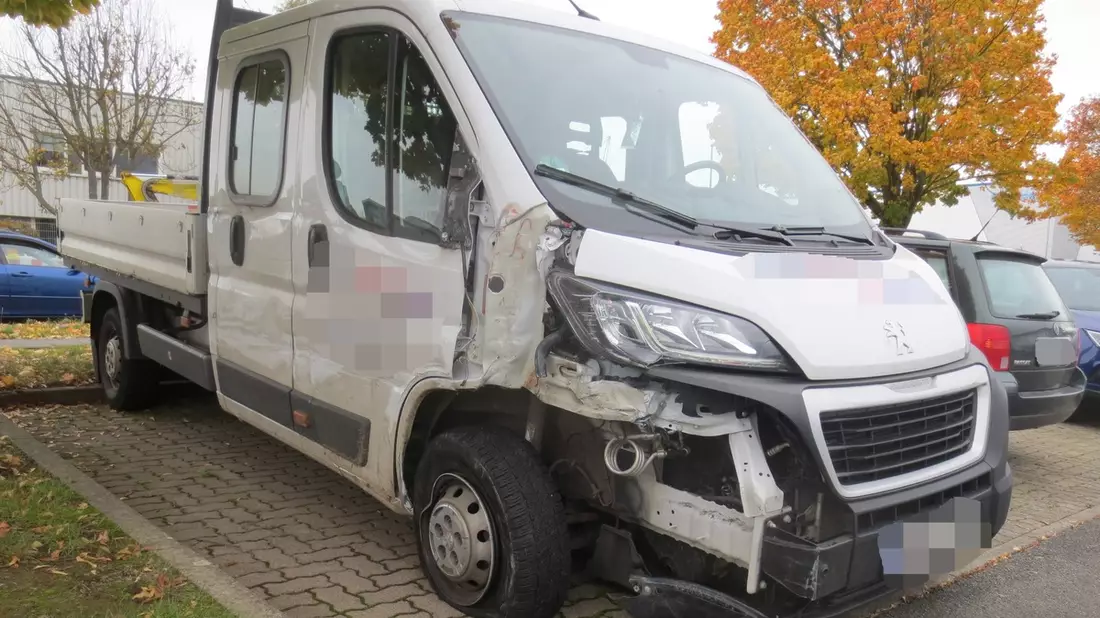 POL-HM: Stark beschädigter Pkw aufgefunden - Polizei sucht Unfallort - Bild: presseportal.de