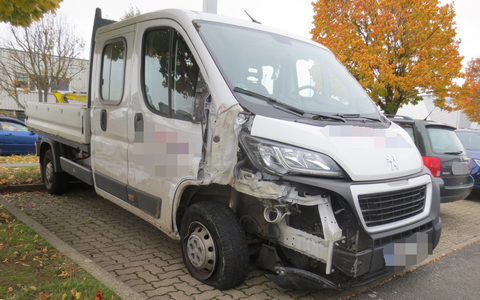 POL-HM: Stark beschädigter Pkw aufgefunden - Polizei sucht Unfallort - Foto: presseportal.de