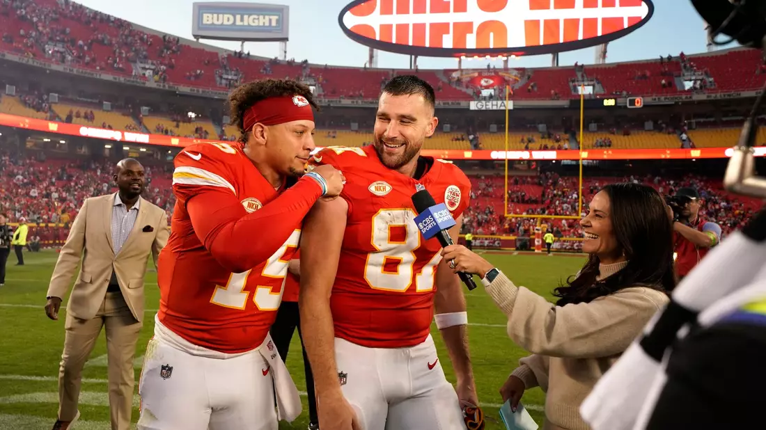 Der Auftritt der Teamkolllegen Patrick Mahomes (l) und Travis Kelce wird mit Spannung erwartet. - Bild: Ed Zurga/AP/dpa