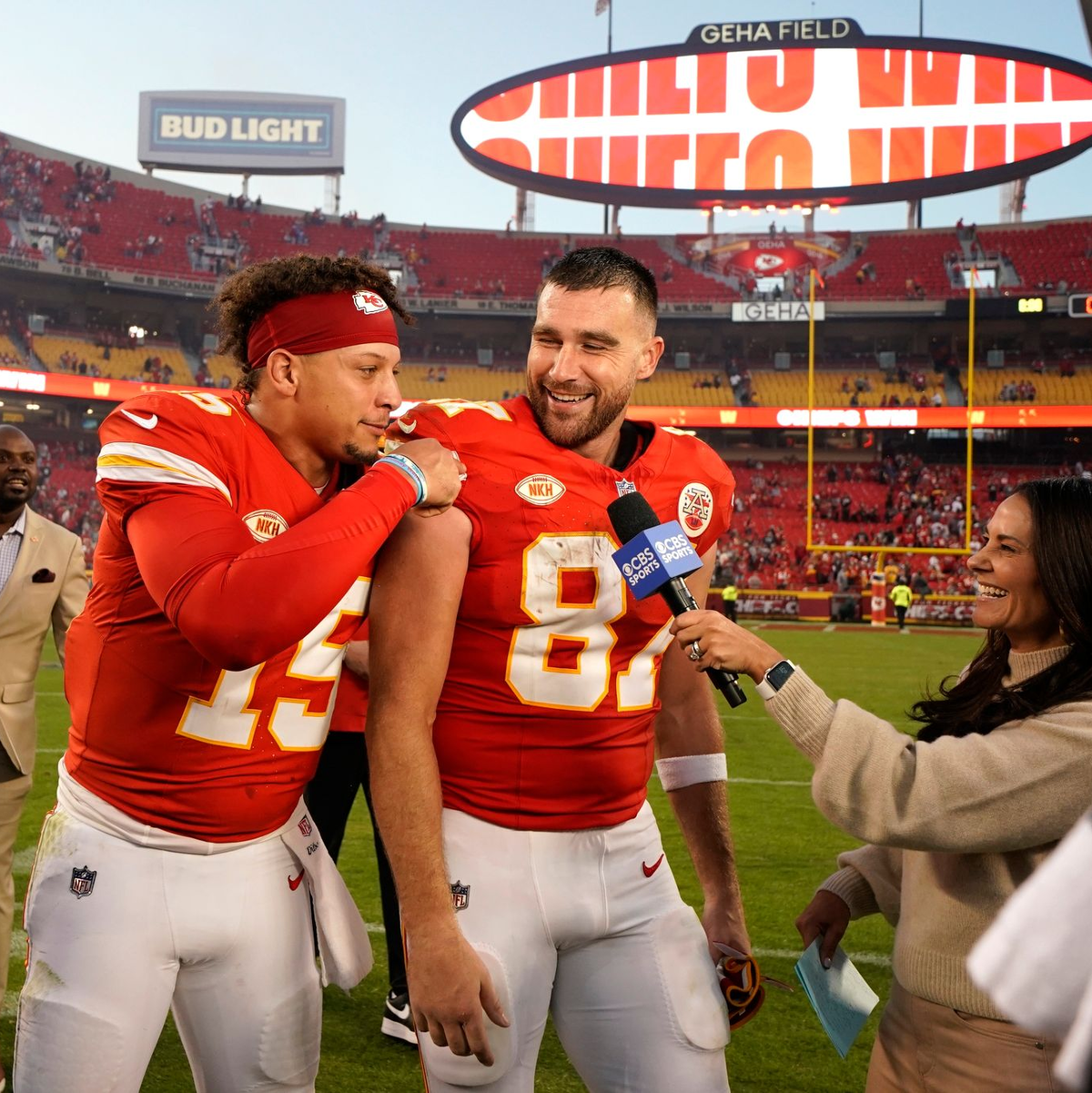 Der Auftritt der Teamkolllegen Patrick Mahomes (l) und Travis Kelce wird mit Spannung erwartet. - Foto: Ed Zurga/AP/dpa