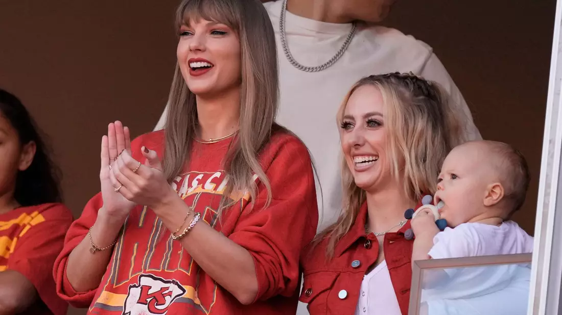 Die Musikerin Taylor Swift (l) jubelt neben Brittany Mahomes vor dem Beginn eines Spiels. - Bild: Charlie Riedel/AP/dpa