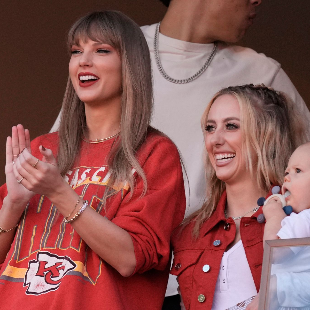 Die Musikerin Taylor Swift (l) jubelt neben Brittany Mahomes vor dem Beginn eines Spiels. - Foto: Charlie Riedel/AP/dpa