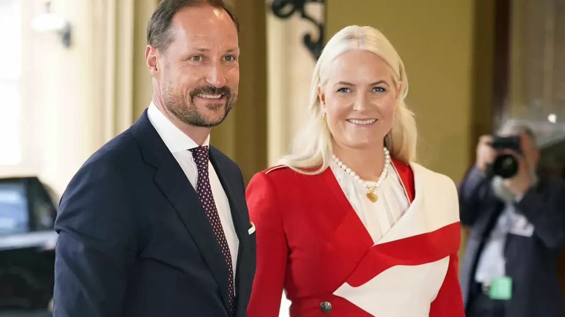 Kronprinz Haakon (l) von Norwegen und Kronprinzesin Mette-Marit kommen nach Deutschland. - Bild: Danny Lawson/PA Wire/dpa