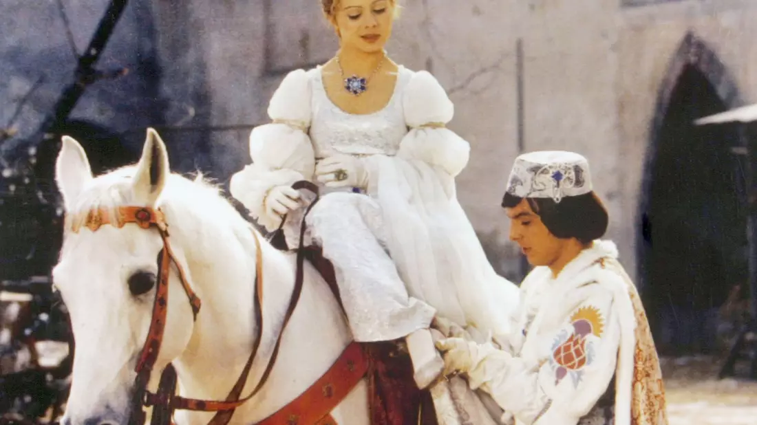 Der Prinz (Pavel Trávnícek) passt Aschenbrödel (Libuse Safránková) den verlorenen Schuh an. - Bild: Degeto/WDR/dpa