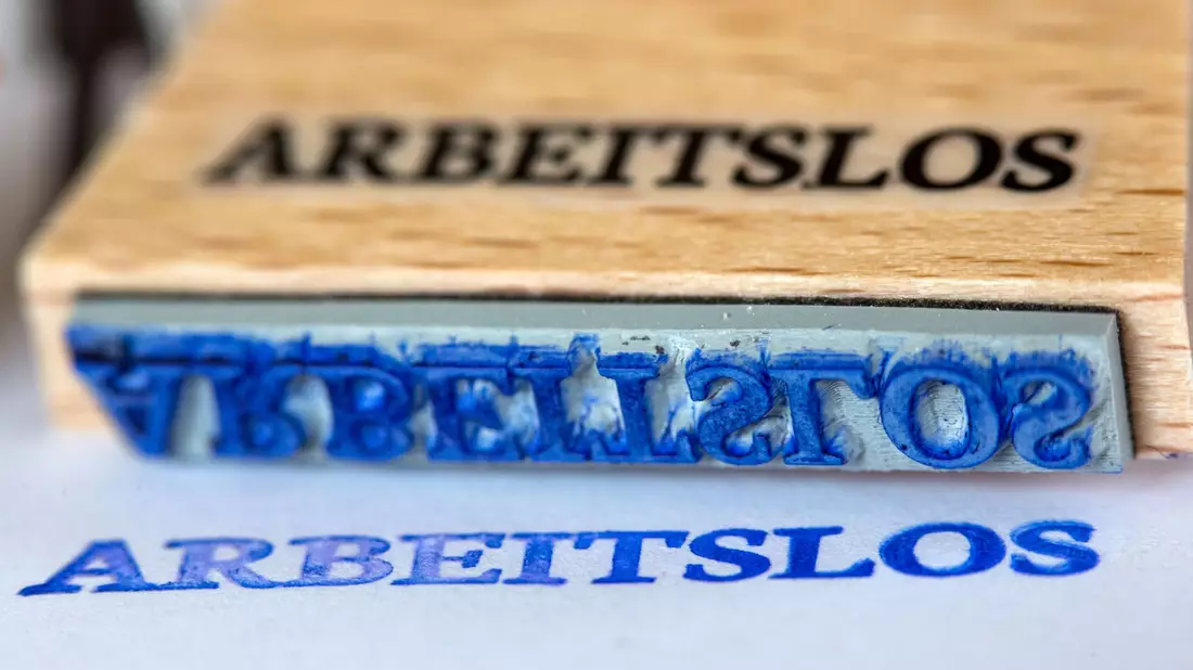 Ein Stempel mit der Aufschrift «Arbeitslos»: Wie es mit Zahlen zur Arbeitslosigkeit in der Eurozone aussieht. (Symbolbild) - Bild: Jens Büttner/dpa-Zentralbild/dpa