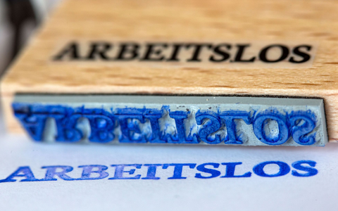 Ein Stempel mit der Aufschrift «Arbeitslos»: Wie es mit Zahlen zur Arbeitslosigkeit in der Eurozone aussieht. (Symbolbild) - Foto: Jens Büttner/dpa-Zentralbild/dpa