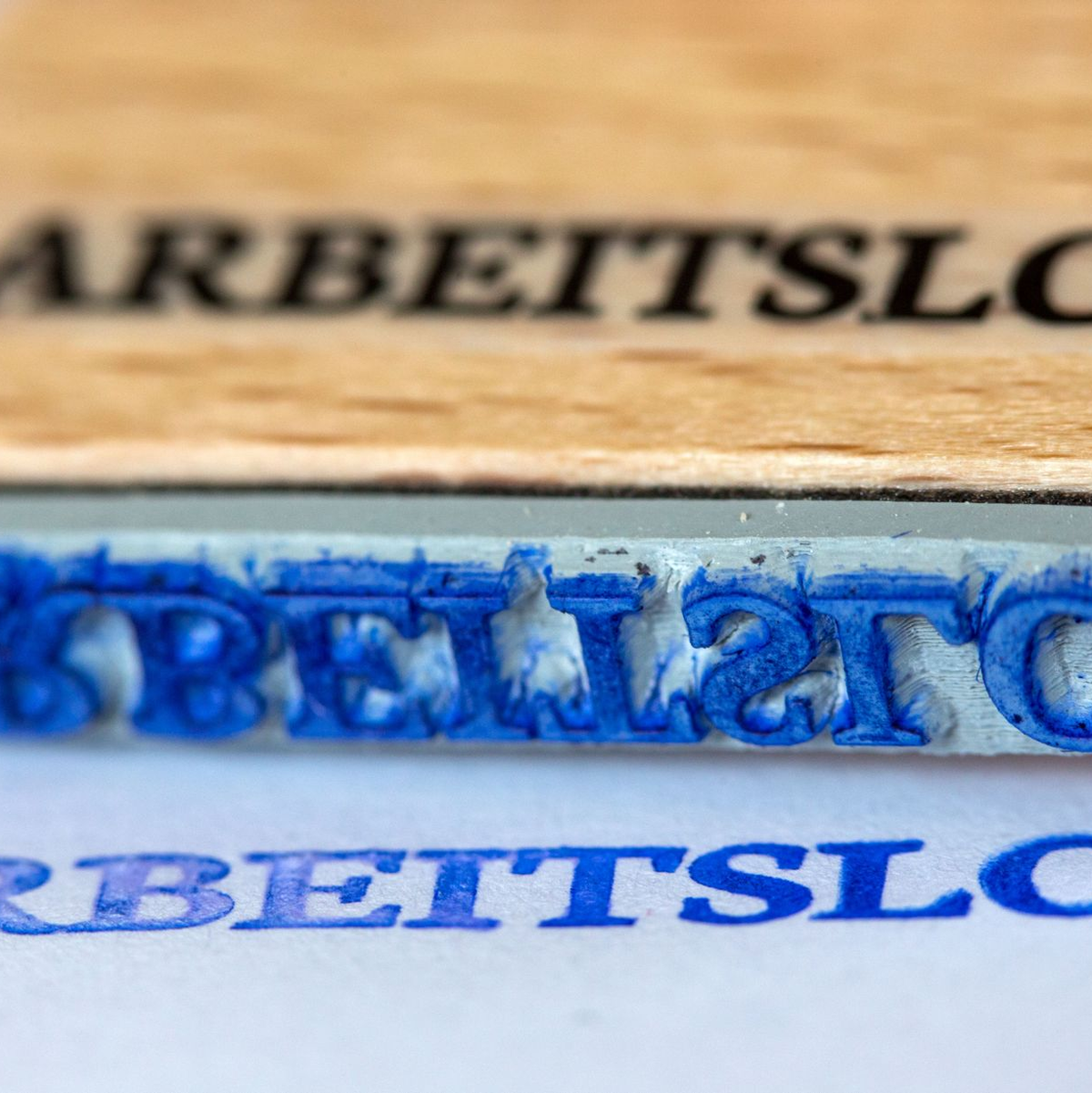 Ein Stempel mit der Aufschrift «Arbeitslos»: Regional stellt sich die Arbeitsmarktlage sehr unterschiedlich dar. - Foto: Jens Büttner/dpa-Zentralbild/dpa