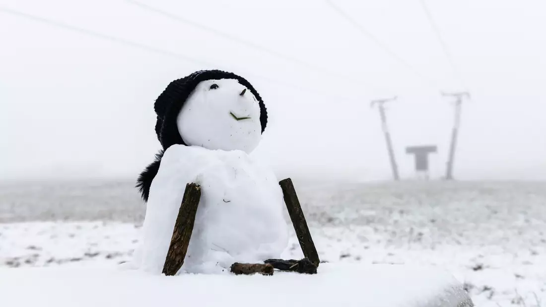 Auf dem Feldberg im Schwarzwald sind die ersten Schneeflocken gefallen. - Bild: Silas Stein/dpa