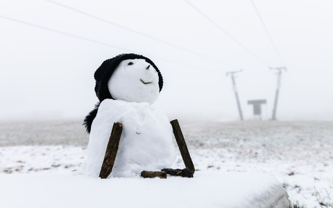 Auf dem Feldberg im Schwarzwald sind die ersten Schneeflocken gefallen. - Foto: Silas Stein/dpa