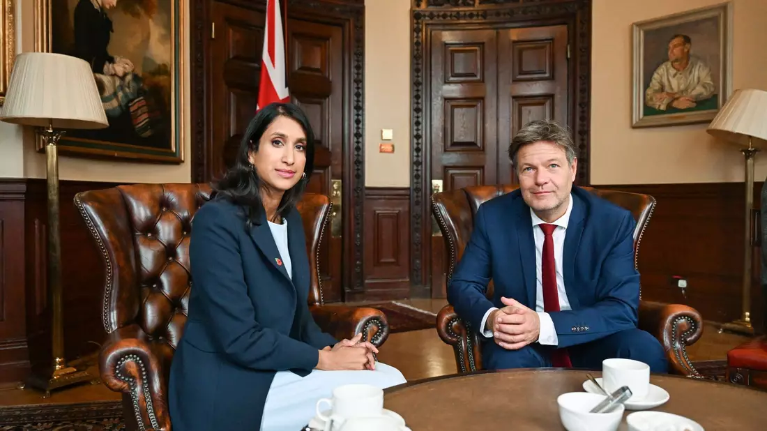Großbritanniens Energieministerin Claire Coutinho und Bundeswirtschaftsminister Robert Habeck (Bündnis 90/Die Grünen) im Amtszimmer der Ministerin in London. - Bild: Soeren Stache/dpa
