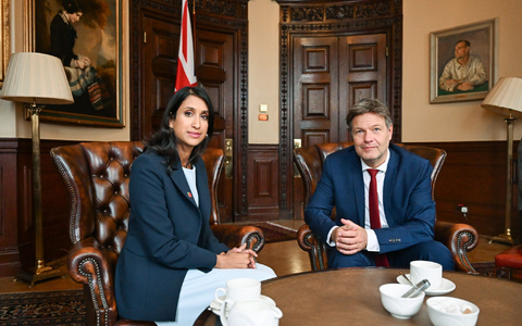 Großbritanniens Energieministerin Claire Coutinho und Bundeswirtschaftsminister Robert Habeck (Bündnis 90/Die Grünen) im Amtszimmer der Ministerin in London. - Foto: Soeren Stache/dpa