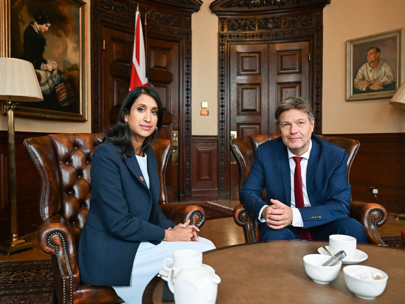 Großbritanniens Energieministerin Claire Coutinho und Bundeswirtschaftsminister Robert Habeck (Bündnis 90/Die Grünen) im Amtszimmer der Ministerin in London. - Foto: Soeren Stache/dpa