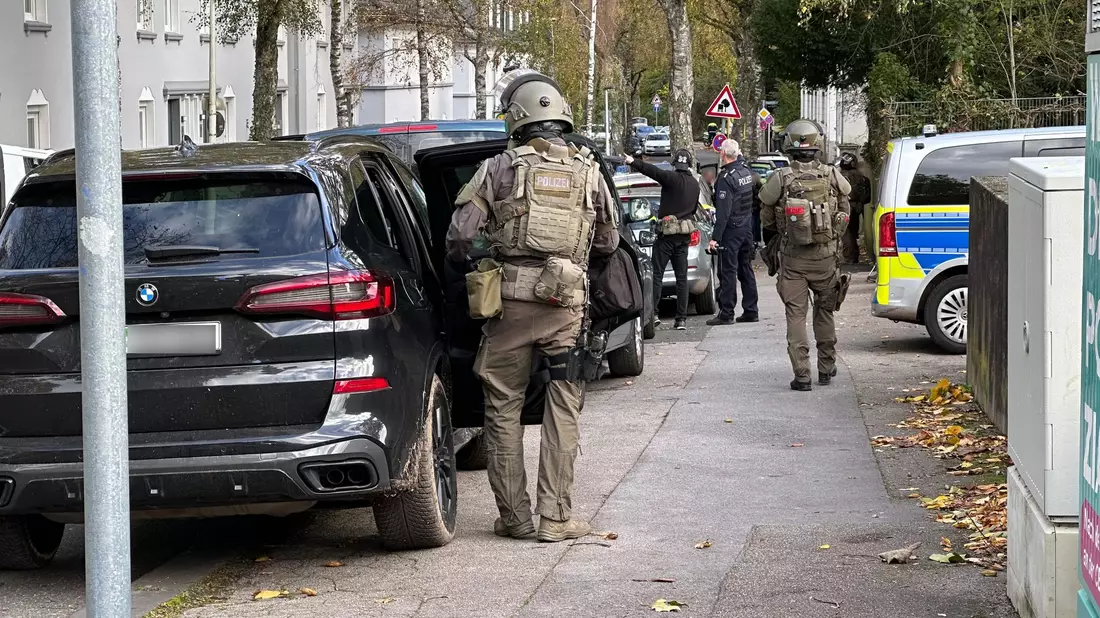 SEK-Beamte hatten nach Hinweisen auf einen Bewaffneten eine Gesamtschule in Solingen umstellt. Jetzt gibt es Entwarnung. - Bild: Gianni Gattus/dpa