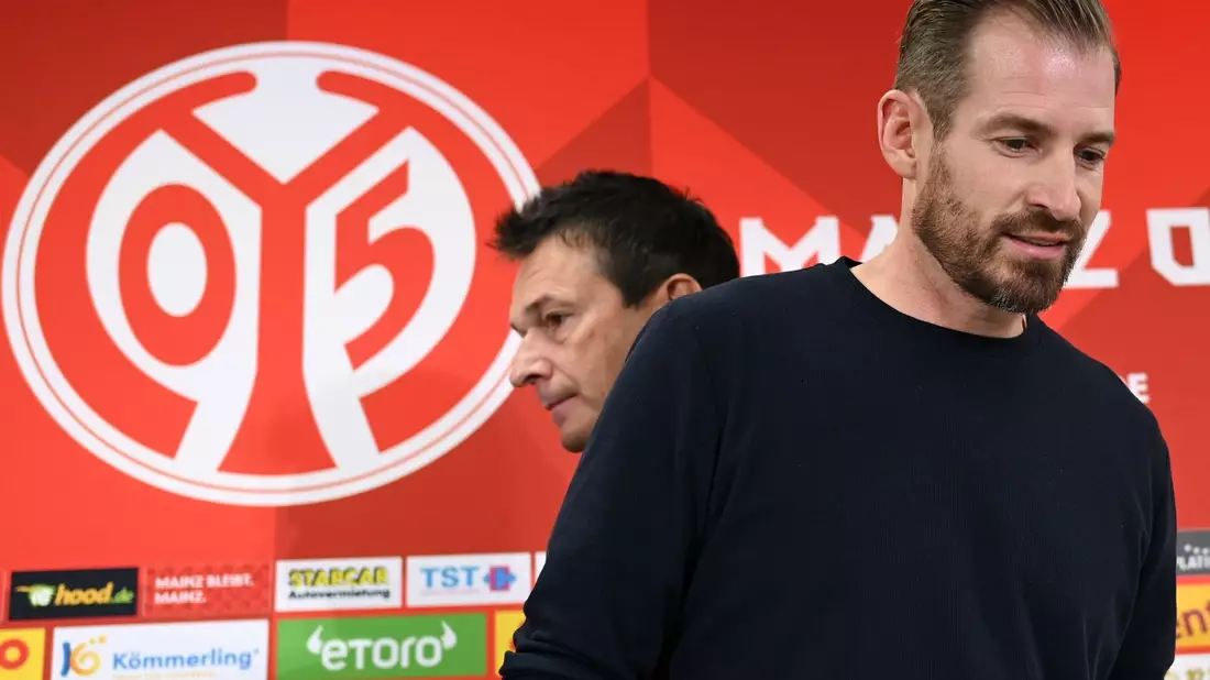 Interimstrainer Jan Siewert (r) kommt mit Sportvorstand Christian Heidel zur Pressekonferenz im Stadion. - Bild: Arne Dedert/dpa