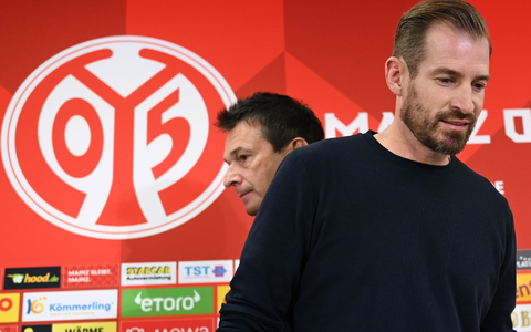 Interimstrainer Jan Siewert (r) kommt mit Sportvorstand Christian Heidel zur Pressekonferenz im Stadion. - Foto: Arne Dedert/dpa