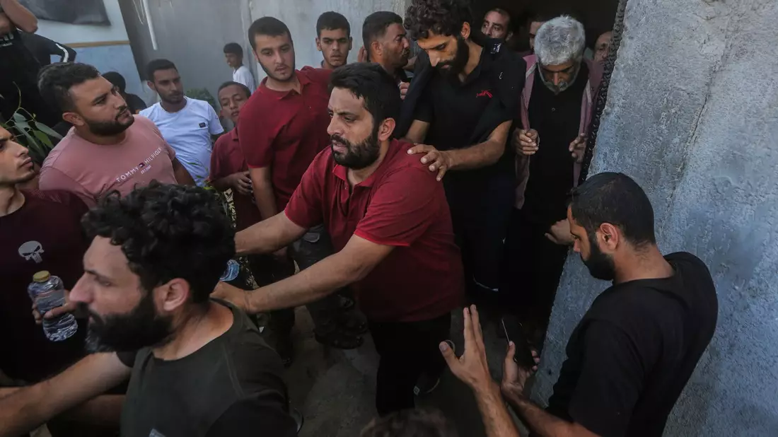 Palästinensische Arbeiter kehren über den Grenzübergang Kerem Shalom in den Gazastreifen zurück. - Bild: Mohammed Talatene/dpa